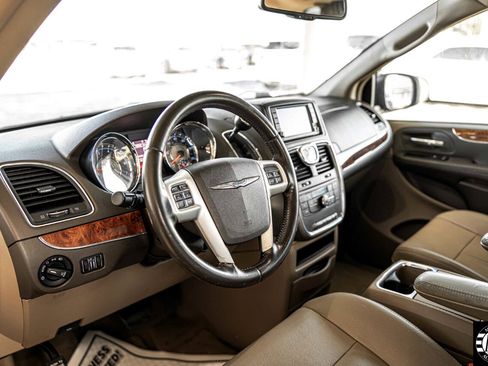 Used 2015 Chrysler Town & Country Touring image 18