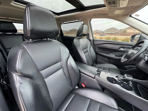 Used 2025 Nissan Rogue SV w/ SV Premium Package image 37