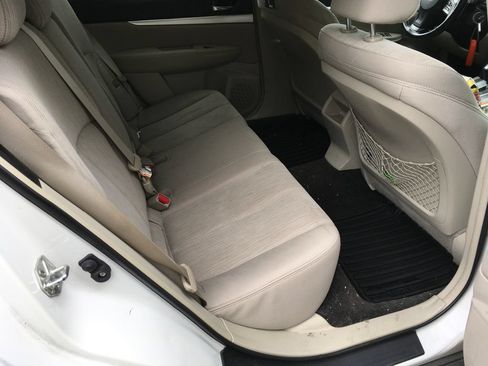 Used 2013 Subaru Outback 2.5i Premium AWD/4WD image 8