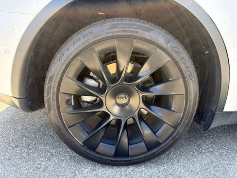 Used 2022 Tesla Model Y Long Range AWD/4WD image 23