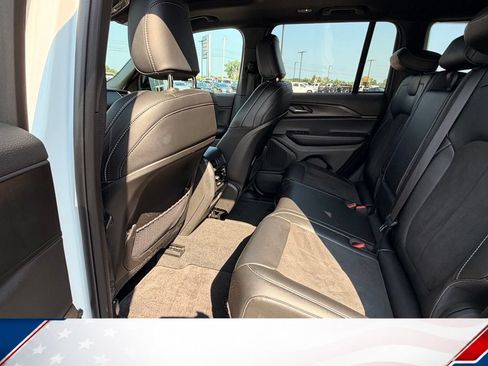 Used 2025 Jeep Grand Cherokee Altitude AWD/4WD image 9