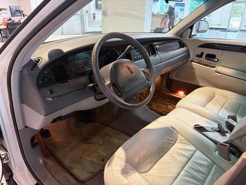 Used 2000 Lincoln Town Car Executive RWD image 10