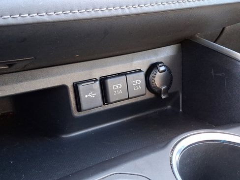 Used 2020 Toyota Highlander XLE image 27