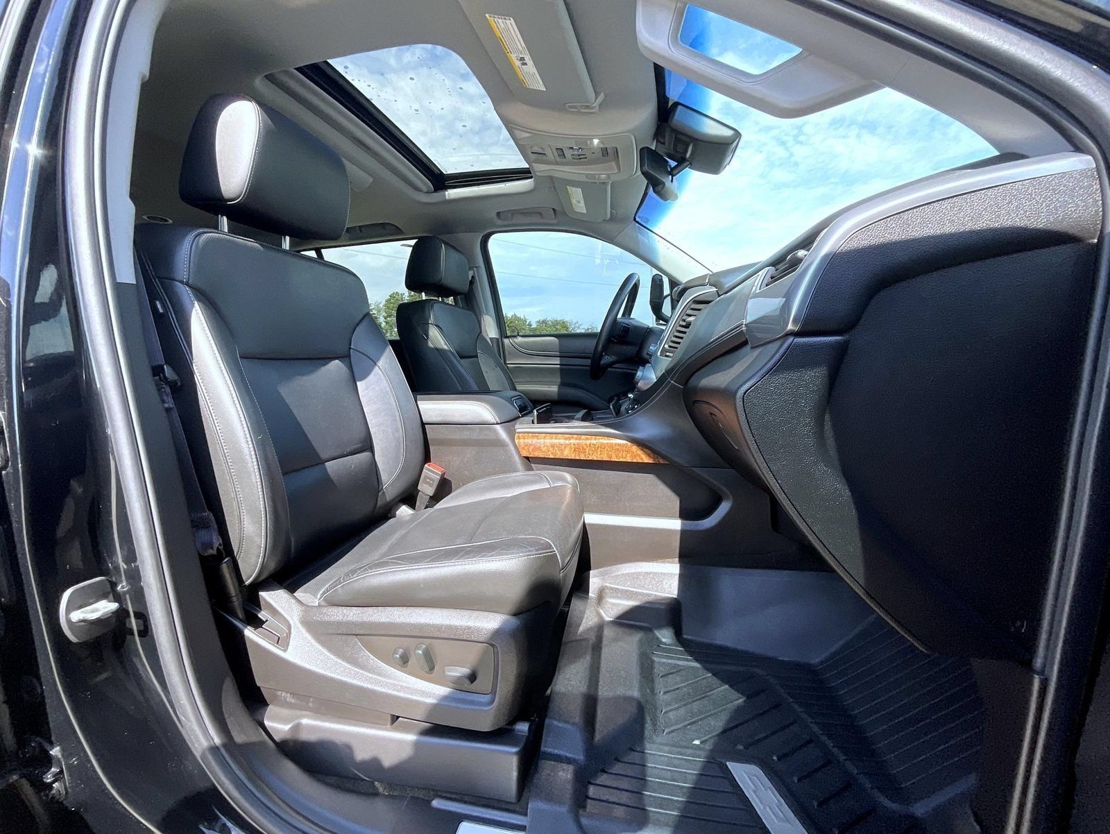 Used 2017 Chevrolet Suburban Premier AWD/4WD image 16