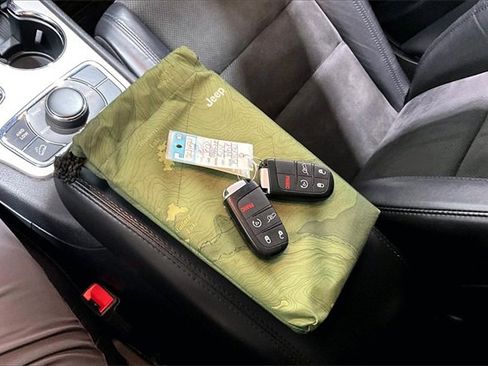 Used 2020 Jeep Grand Cherokee Altitude image 37