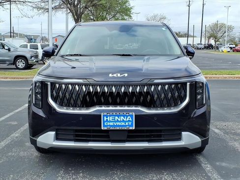 Used 2025 Kia Carnival image 2