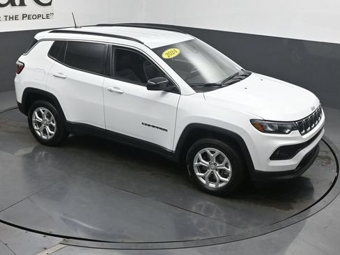 Used 2024 Jeep Compass Latitude AWD/4WD image 43