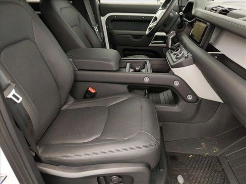 New 2024 Land Rover Defender 110 SE image 18