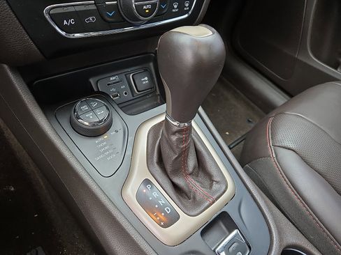 Used 2015 Jeep Cherokee Trailhawk w/ Comfort/Convenience Group image 22