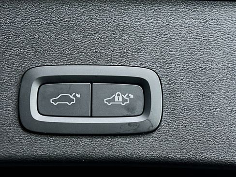 Used 2025 Volvo XC40 B5 Core image 30