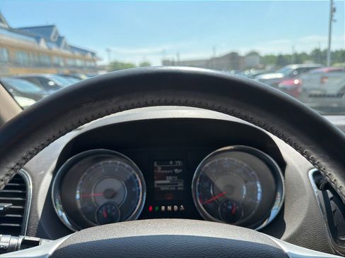 Used 2016 Chrysler Town & Country Touring FWD image 19