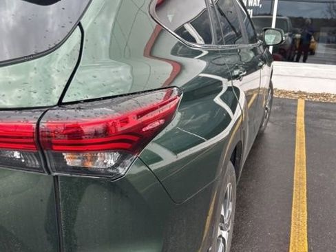 Used 2023 Toyota Highlander XLE image 6