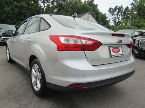 Used 2013 Ford Focus SE w/ SE Winter Pkg FWD image 5