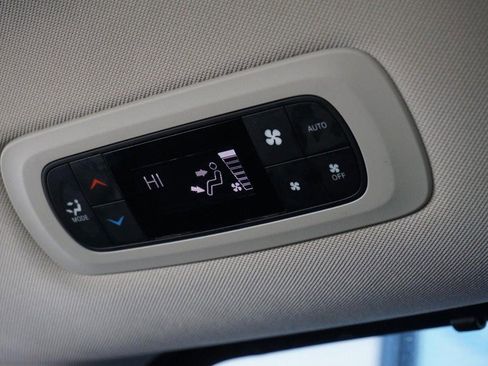 Used 2021 Chrysler Pacifica Touring-L image 36