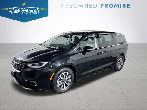 Used 2024 Chrysler Pacifica Select image 1