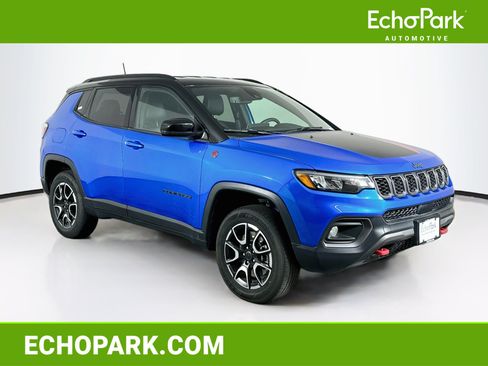 Used 2025 Jeep Compass Trailhawk AWD/4WD image 1