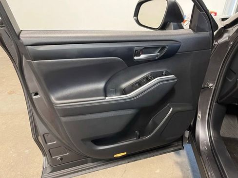 Used 2024 Toyota Highlander XLE AWD/4WD image 24