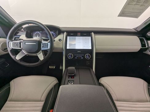 Used 2024 Land Rover Discovery Dynamic SE image 5