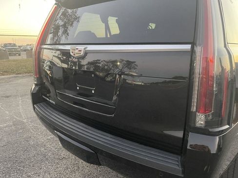 Used 2020 Cadillac Escalade ESV Luxury image 3