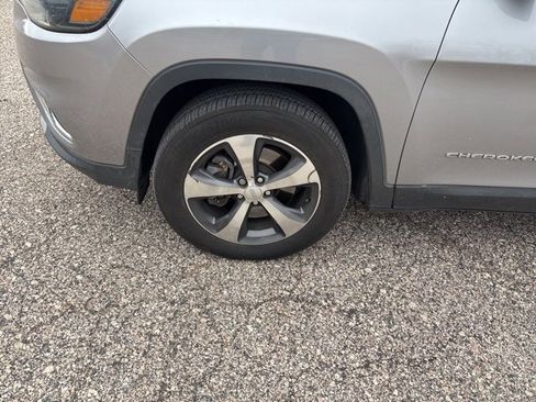 Used 2019 Jeep Cherokee Limited image 9