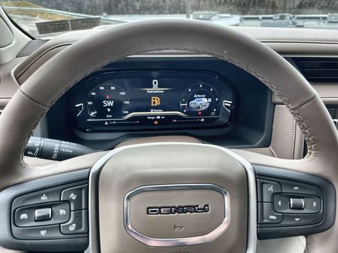 Used 2024 GMC Yukon XL Denali image 14