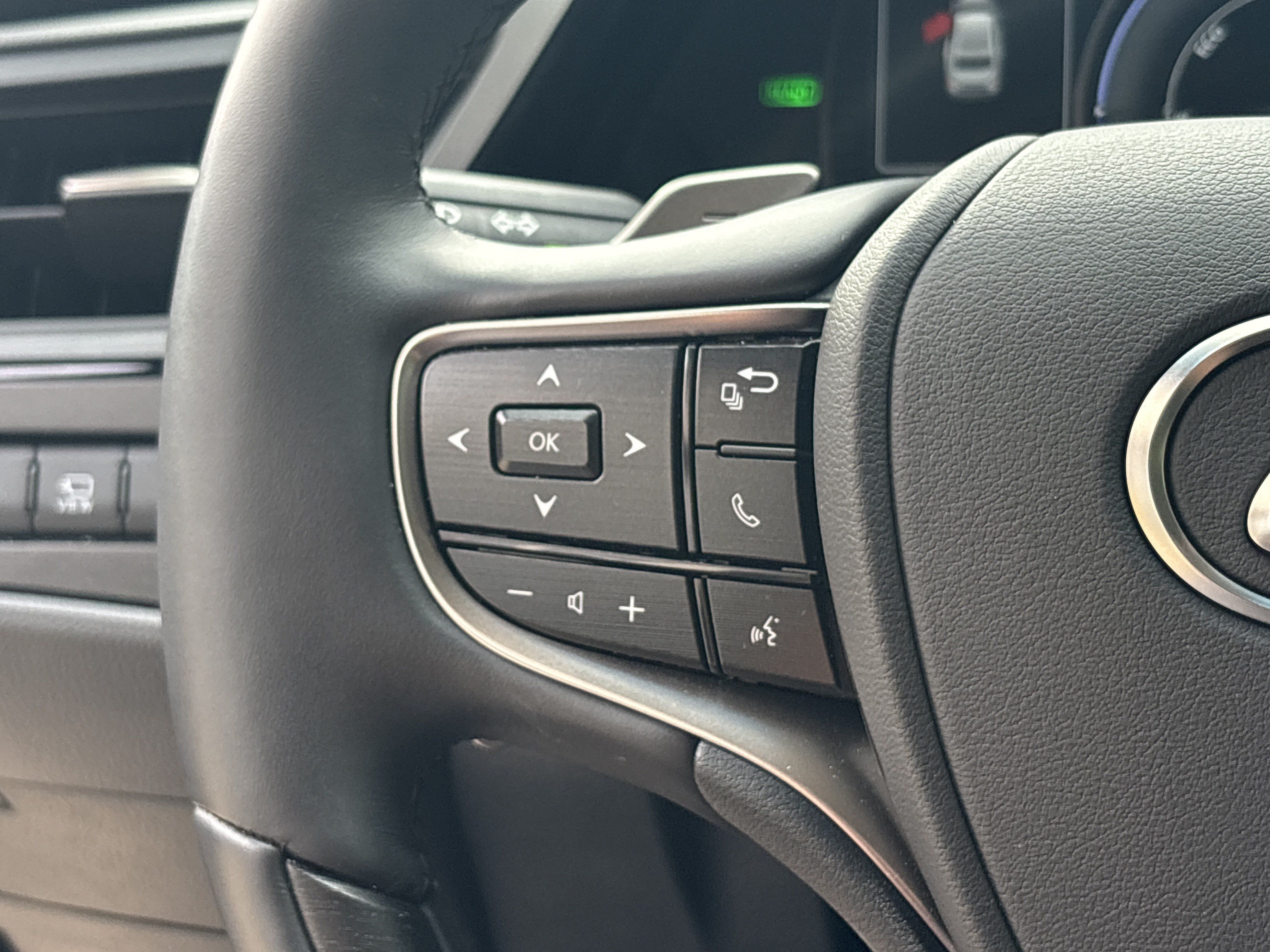 Used 2025 Lexus ES 300h w/ Luxury Package FWD image 19