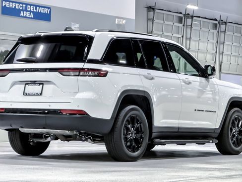 Used 2025 Jeep Grand Cherokee Altitude RWD image 8