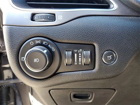 Used 2022 Jeep Cherokee Latitude Lux w/ Sun & Sound Group image 12