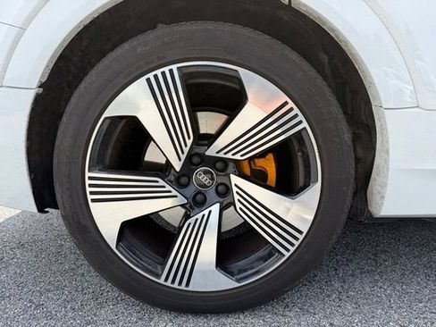 Used 2022 Audi e-tron Premium Plus w/ Premium Plus Package AWD/4WD image 24