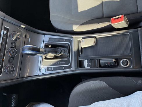 Used 2016 Volkswagen e-Golf SE w/ DC Fast Charging Package image 28