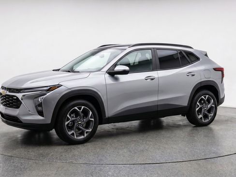 Used 2025 Chevrolet Trax LT FWD image 3