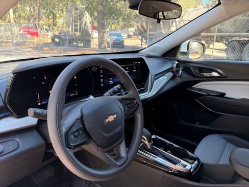 Used 2025 Chevrolet Trax LT image 28