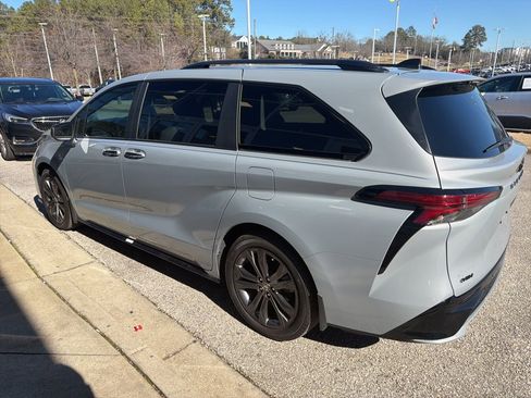 Used 2025 Toyota Sienna XSE w/ XSE Plus Package image 2