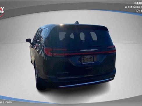 Used 2023 Chrysler Pacifica Touring-L image 7