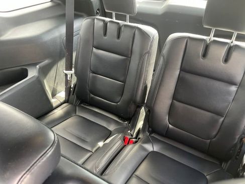 Used 2019 Ford Explorer XLT w/ Equipment Group 202A FWD image 16