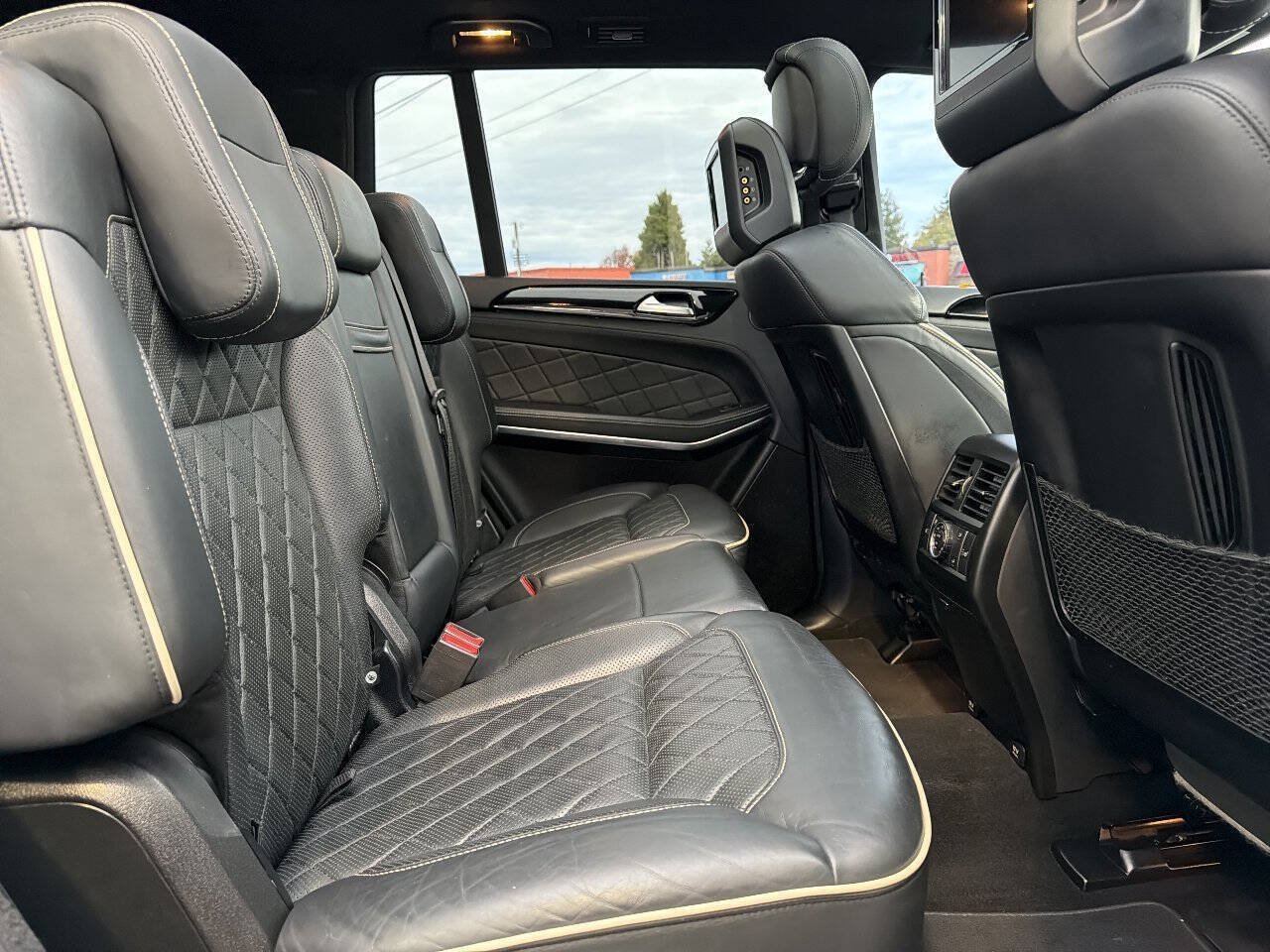 Used 2015 Mercedes-Benz GL 550 4MATIC w/ Driver Assistance Package image 27