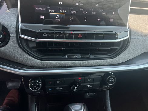 Used 2022 Jeep Compass Latitude image 15