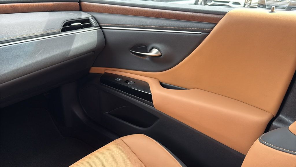 Used 2023 Lexus ES 300h w/ Premium Package FWD image 29