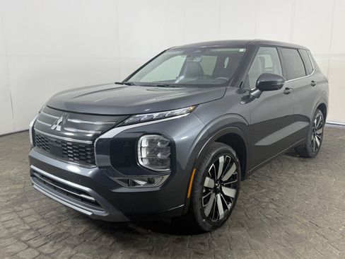Used 2025 Mitsubishi Outlander SE AWD/4WD image 3