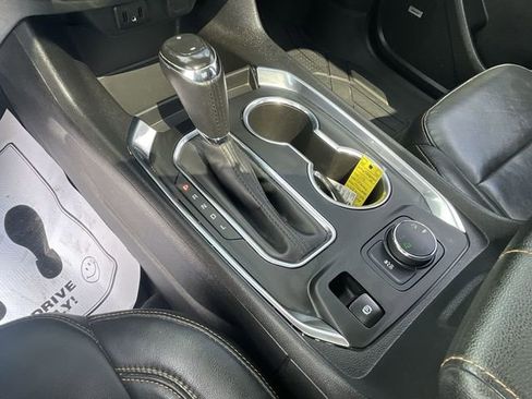 Certified 2019 Chevrolet Traverse LT w/ LT Premium Package AWD/4WD image 16