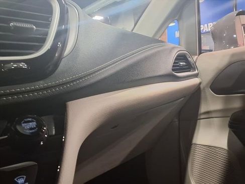 Used 2022 Chrysler Pacifica Touring-L image 22