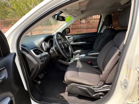 Used 2019 Dodge Journey SE FWD image 6
