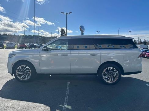 Used 2025 Lincoln Navigator L Reserve image 5