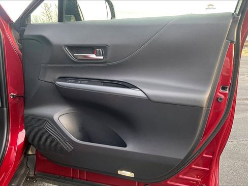 Used 2021 Toyota Venza LE image 19