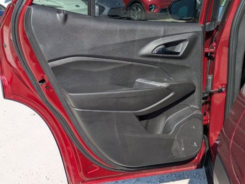 Used 2025 Chevrolet Trax LT w/ LT Convenience Package image 19