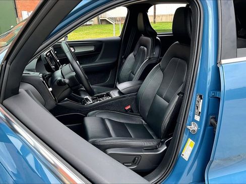 Used 2025 Volvo XC40 B5 Plus image 32