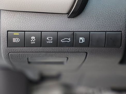Used 2018 Toyota Camry XLE image 16