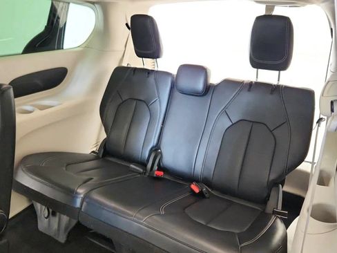 Used 2023 Chrysler Pacifica Touring-L FWD image 25