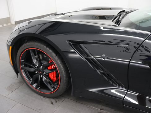 Used 2019 Chevrolet Corvette Stingray Coupe w/ Carbon Flash Badge Package RWD image 29