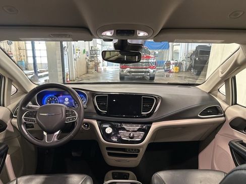Used 2021 Chrysler Pacifica Touring-L image 16